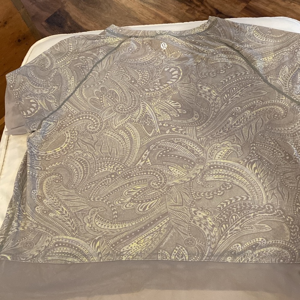 Lululemon Women's Mesh Trim Paisley Crop Top - Picture 2 of 5